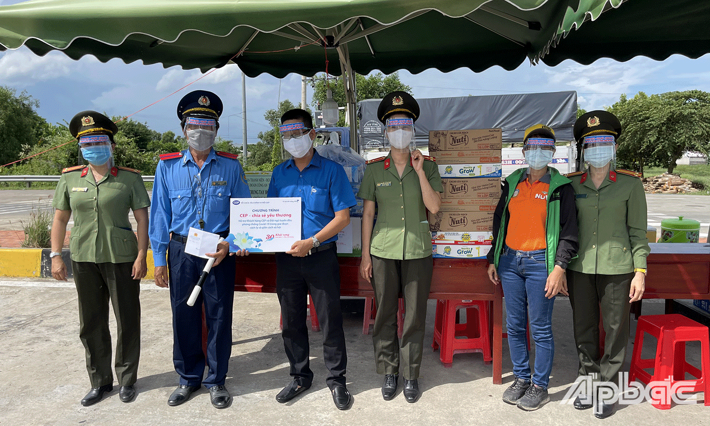  Đoàn đi thăm hỏi và hỗ trợ cho 8 trạm, chốt kiểm dịch Covid-19 