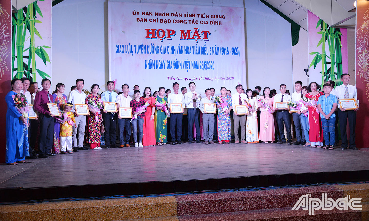 Tuyên dương khen thưởng gia đình văn hóa tiêu biểu 5 năm liền (ảnh chụp khi dịch Covid-19 chưa bùng phát).                                                                                         Ảnh: QUẾ ANH