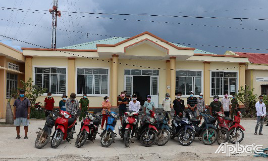 Công an huyện Tân Phú Đông mời làm việc 15 đối tượng có liên quan đến vụ cờ bạc.