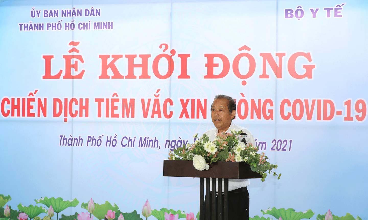 Phó Thủ tướng Thường trực Chính phủ Trương Hòa Bình phát biểu tại lễ Khởi động Chiến dịch tiêm vaccine phòng COVID-19. Ảnh: VGP/Mạnh Hùng
