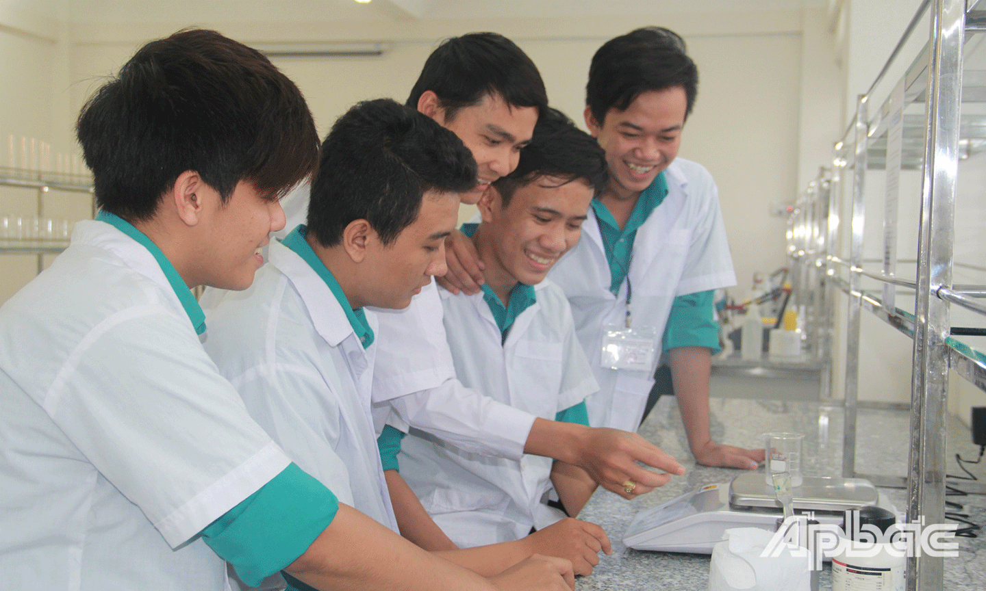 Theo thống kê của Sở GD-ĐT, năm 2021 có 3.987 nguyện vọng đăng ký vào Trường Đại học Tiền Giang. (Trong ảnh, sinh viên Trường Đại học Tiền Giang trong giờ thực hành). 