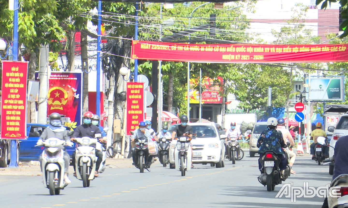 Một trục đường chính của TP. Mỹ Tho rực rỡ cờ Tổ quốc, băng rôn, khẩu hiệu tuyên truyền cuộc bầu cử.                  Ảnh: PV