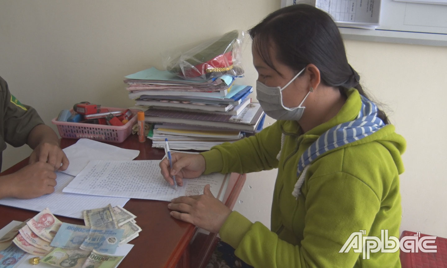 Chị Phạm Thị Mỹ Huệ bàn giao tài sản cho công an xã Quơn Long.