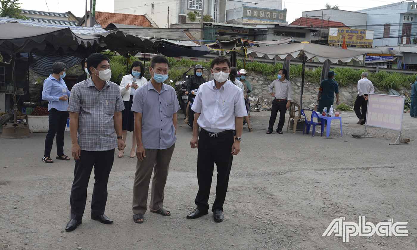 BCĐ tỉnh đến kiểm tra tại chợ Tân Thanh, huyện Cái Bè.