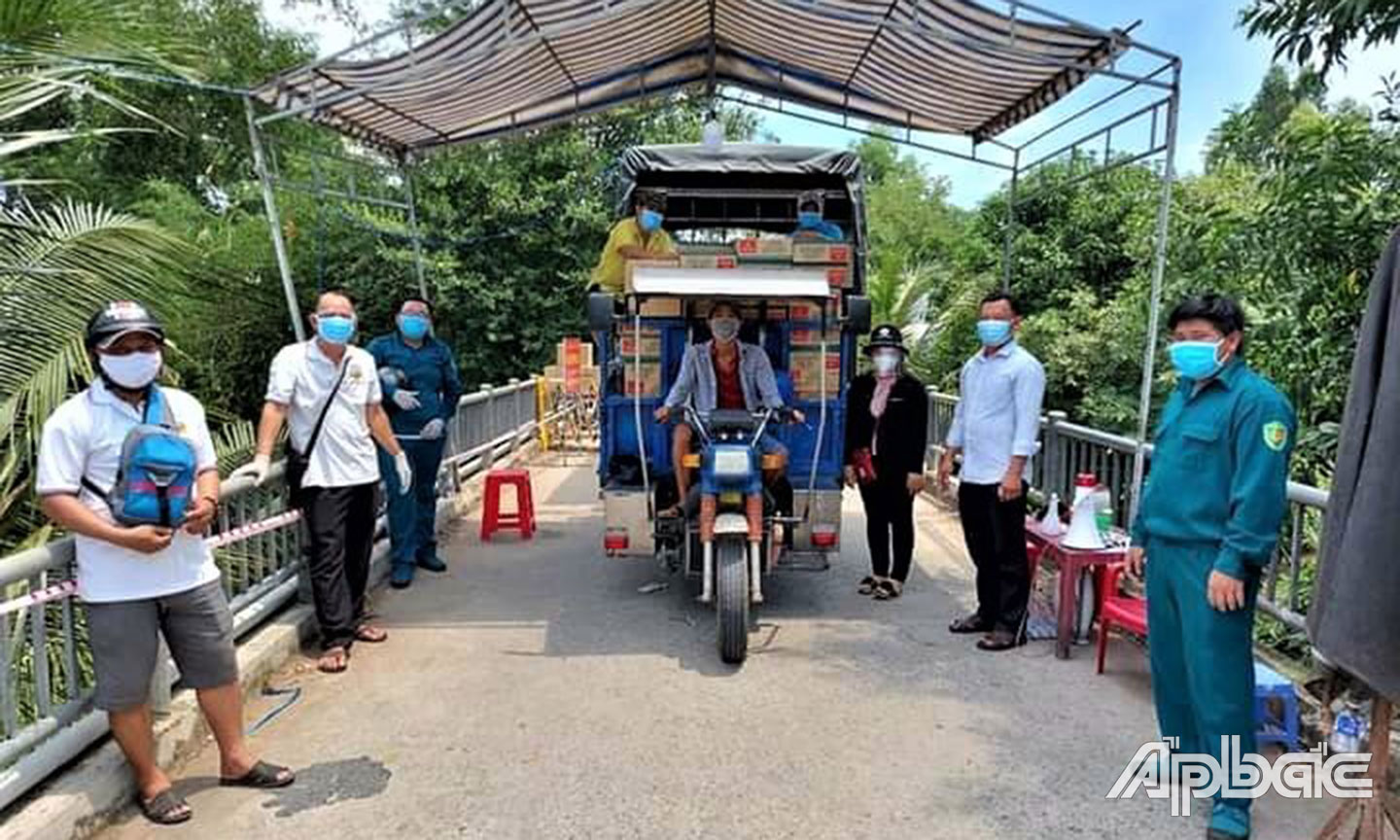 Vận chuyển gạo, nhu yếu phẩm tại tâm dịch xã Mỹ Hạnh Đông.                                                 Ảnh: hữu thảo
