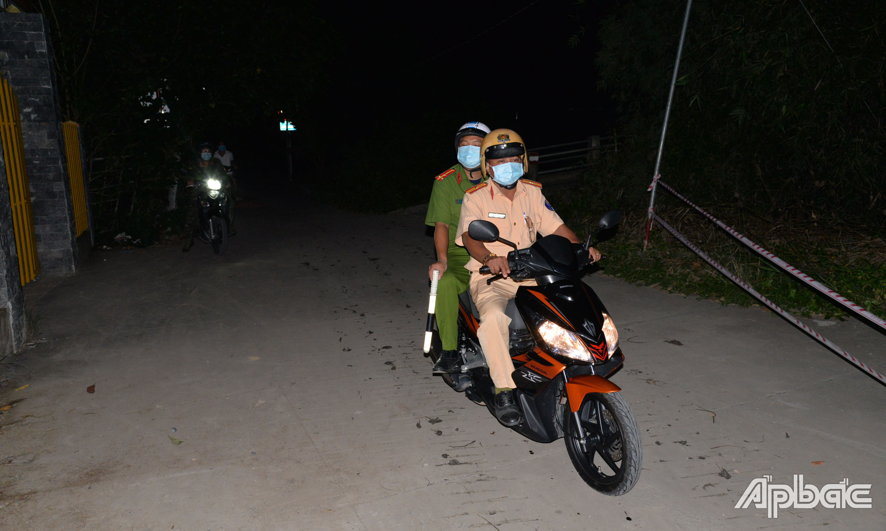 Lực lượng chức năng đi tuần tra, nhắc nhở người dân trong vùng phong tỏa thuân thủ các quy định.