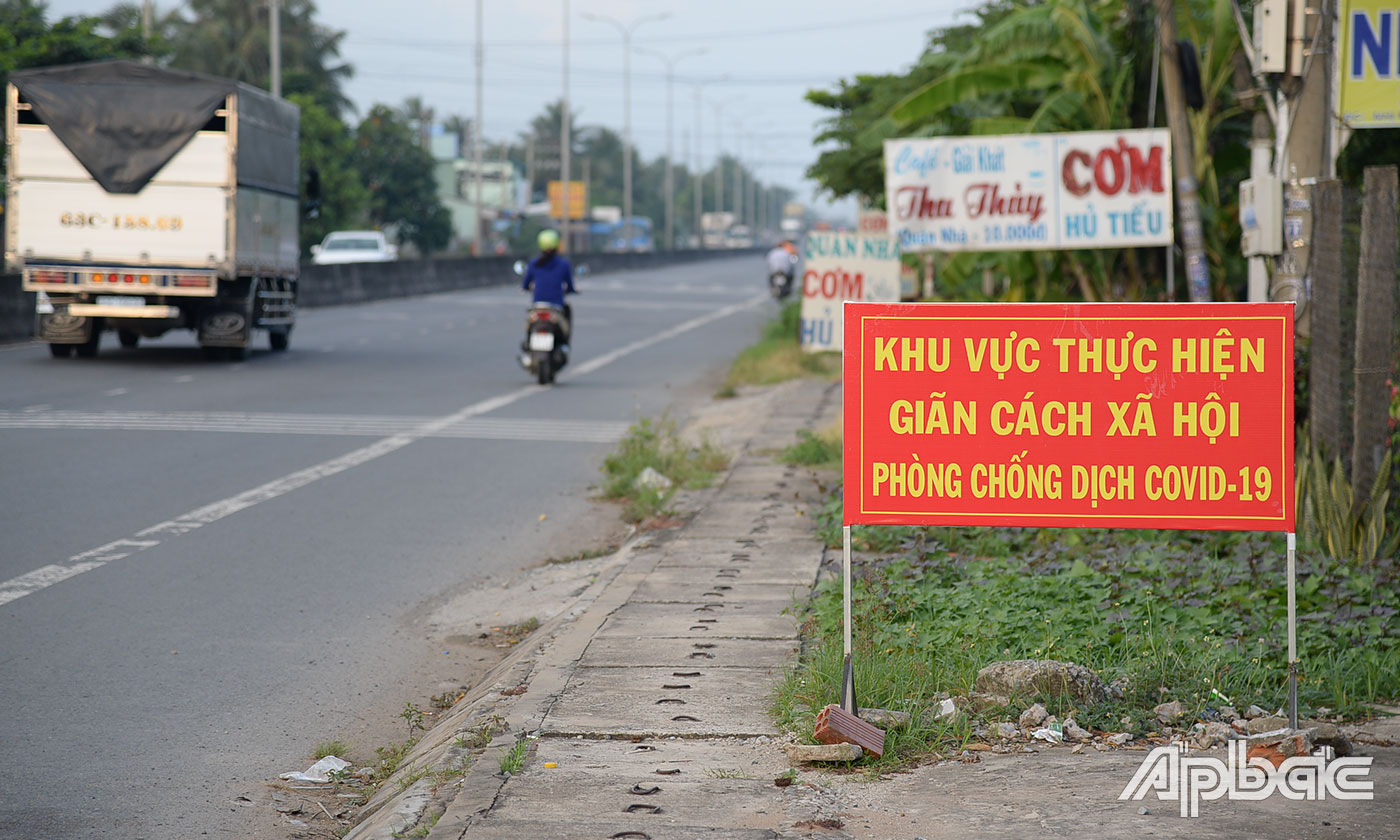 Dọc hai bên đường Quốc lộ 1, đoạn qua địa bàn TX. Cai Lậy đều được đặt bảng thông báo, nhắc nhở.