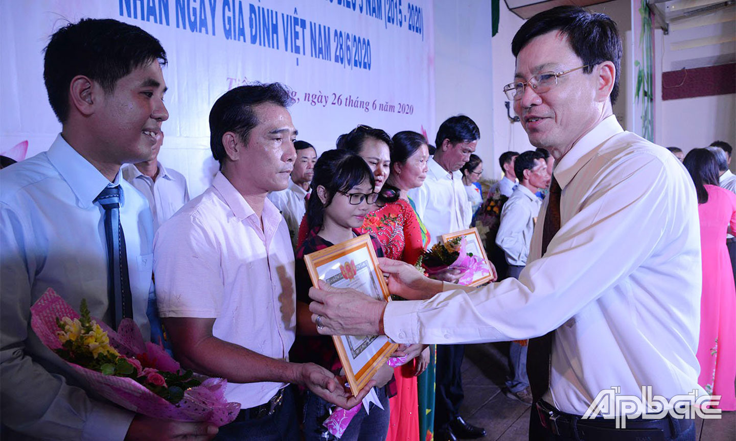 Tuyên dương các gia đình văn hóa tiêu biểu 5 năm (2015 - 2020) của tỉnh Tiền Giang nhân Ngày Gia đình Việt Nam  28-6-2020.                                                                      						                       Ảnh: Thu Hoài