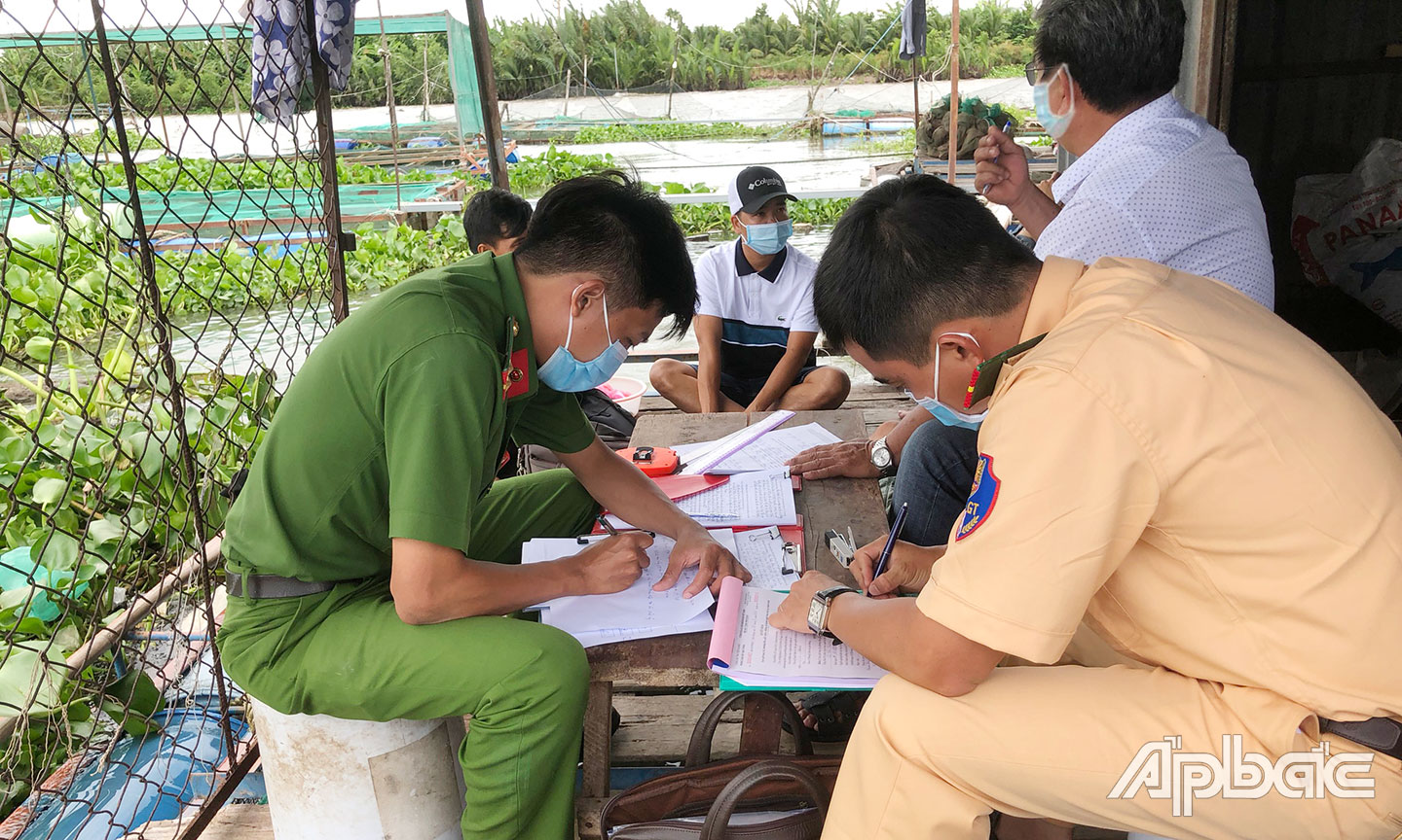 Lực lượng chức năng xử lý vụ tàu đâm chìm bè cá trên sông Tiền.