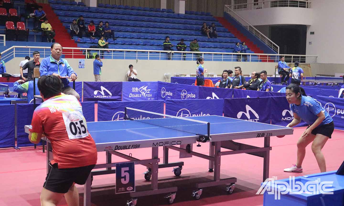 Giám đốc Trung tam ĐT-HL-TĐ TDTT tỉnh cổ vũ các VĐV thi đấu tại Giải Bóng bàn - Đại hội thể thao toàn quốc lần thứ VIII.