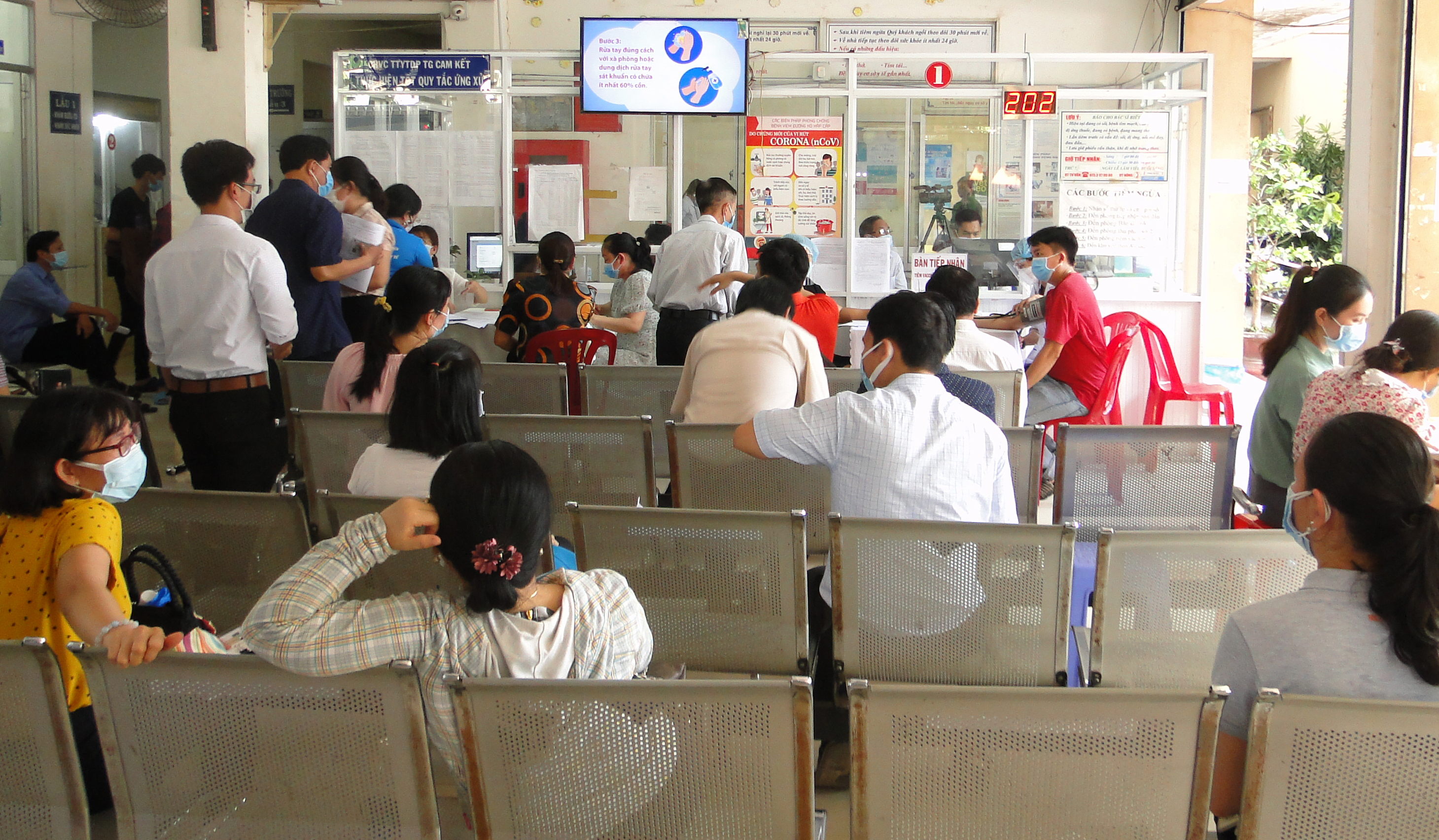 CDC Tiền Giang đang thực hiện tiêm chủng phòng Covid-19 đợt 2 cho các đối tượng ưu tiên 