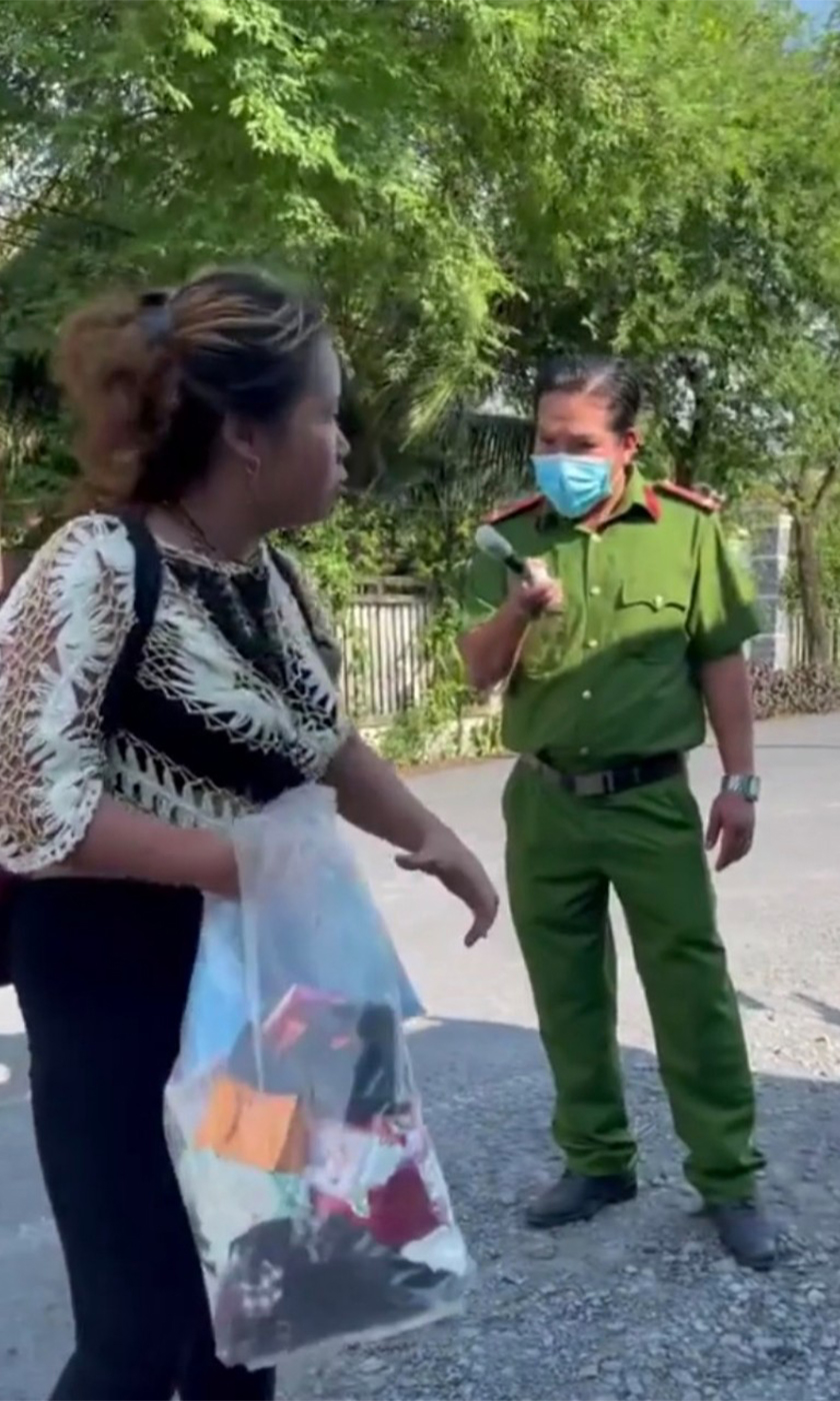 Người phụ nữ không chịu đeo khẩu trang và không đồng ý khai báo y tế.