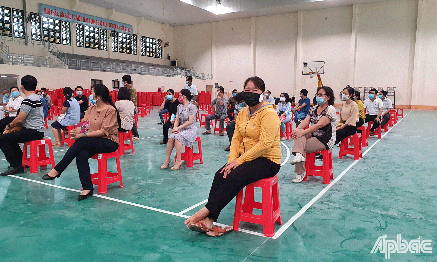 Cán bộ, giáo viên ngồi đợi lấy mẫu xét nghiệm, giữ khoảng cách. 