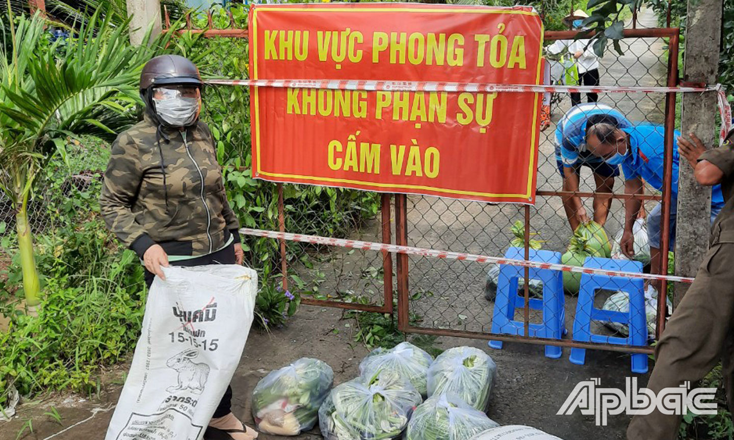 Các tổ chức, cá nhân cùng chính quyền xã hỗ trợ người dân trong các  khu vực phong tỏa (hoạt động được tổ chức đều đặn mỗi ngày).