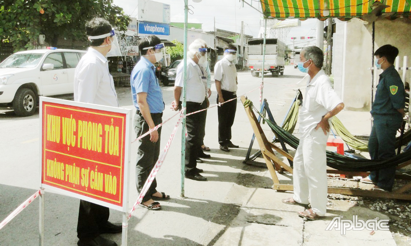 Kiểm tra khu vực phong tỏa phòng dịch