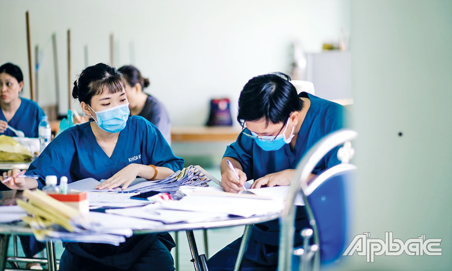  Y, bác sĩ ghi hồ sơ bệnh án.