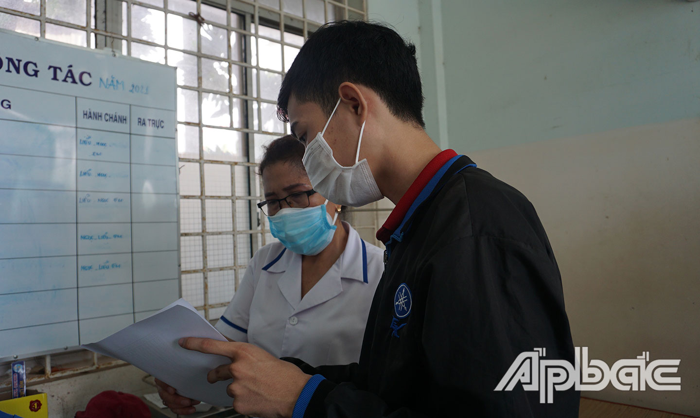 Sinh viên Nguyễn Mai Thái Bảo (Trường Đại học Tiền Giang) hỗ trợ cán bộ y tế cơ sở trong việc điều tra, truy vết tại các xã của huyện Gò Công Tây. 