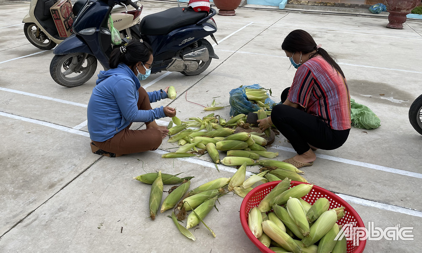 Tổ chức nấu xôi bắp, bánh tét đổi khẩu vị cho lực lượng làm nhiệm vụ tại các chốt chặn