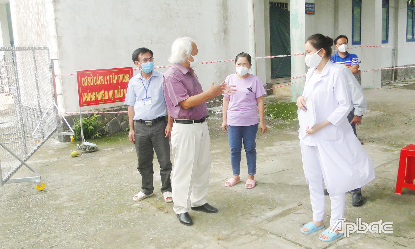 Lãnh đạo Trung tâm kiểm soát bệnh tật trao đổi về quy định an toàn phòng chống dịch cho nhân viên y tế tại cơ sở bệnh viện dã chiến số 4