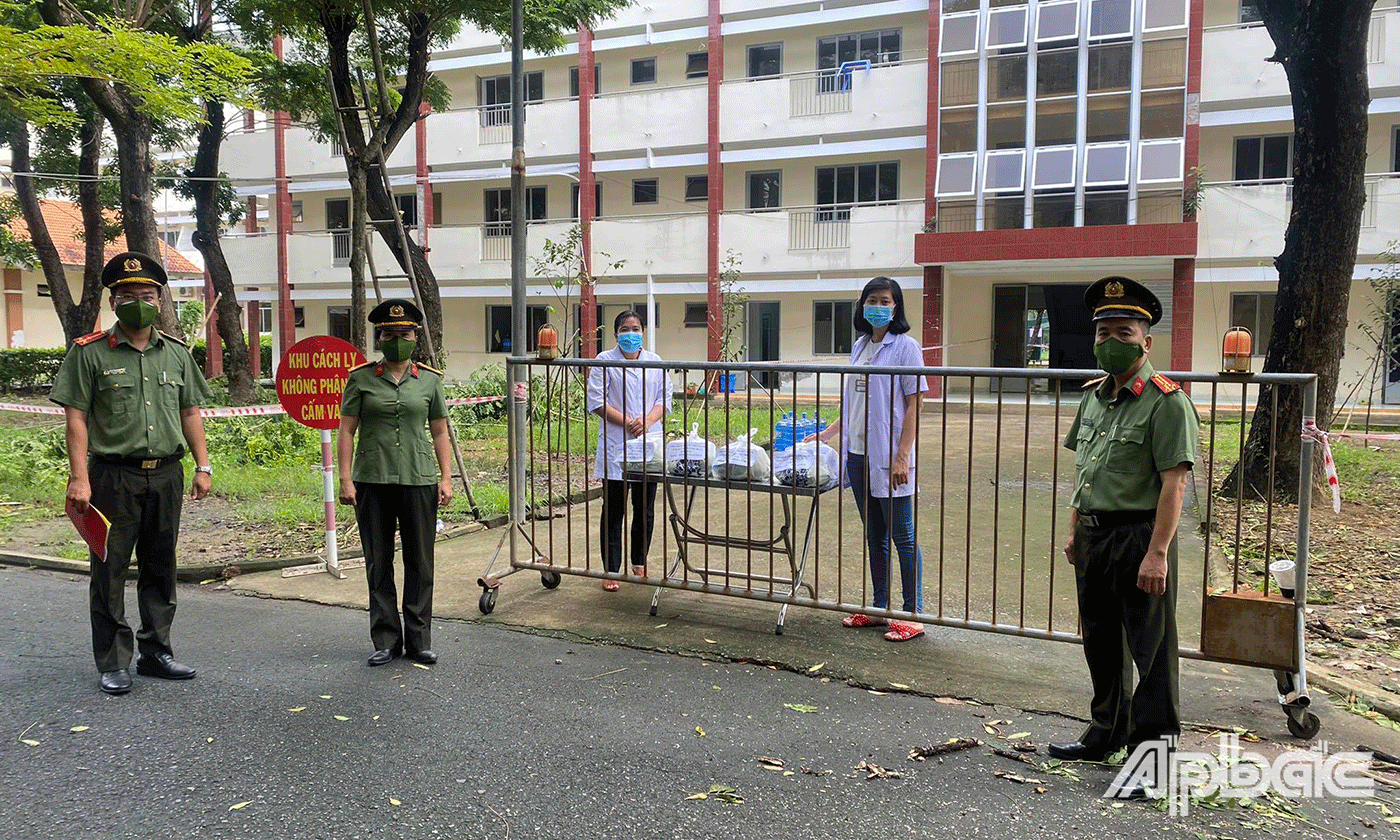 Công đoàn Công an tỉnh đã thăm hỏi, động viên tinh thần và gửi quà gồm các nhu yếu phẩm cần thiết, khẩu trang kháng khuẩn giúp các anh, chị đoàn viên công đoàn đang cách ly 