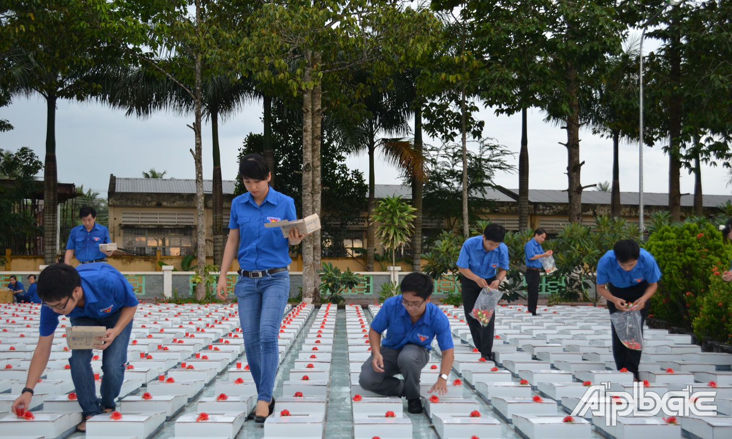Năm nay, do dịch bệnh Covid-19 diễn biến phức tạp, nên tỉnh không tổ chức hoạt động thắp nến tri ân. (Trong ảnh: Thắp nến tri ân nhân kỷ niệm 69 năm Ngày Thương binh - Liệt sĩ 27-7-2016, ảnh: Tuấn LÂm).