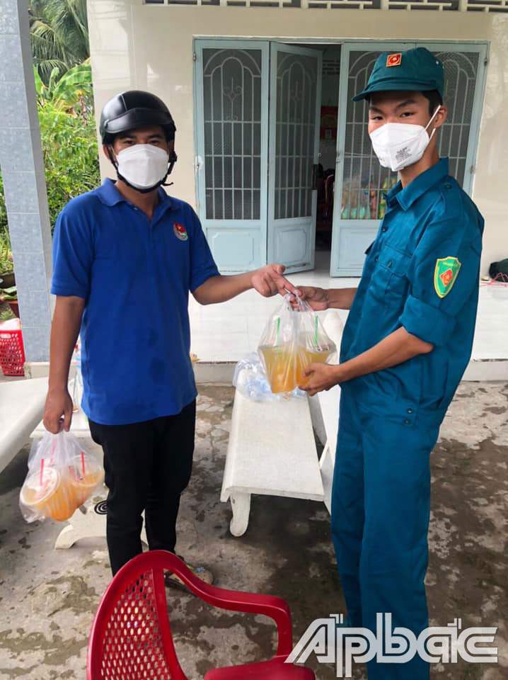 Anh Kiên hỗ trợ nước uống cho các anh dân quân tự vệ trực tại các khu vực phong tỏa trên  địa bàn xã Trung An.