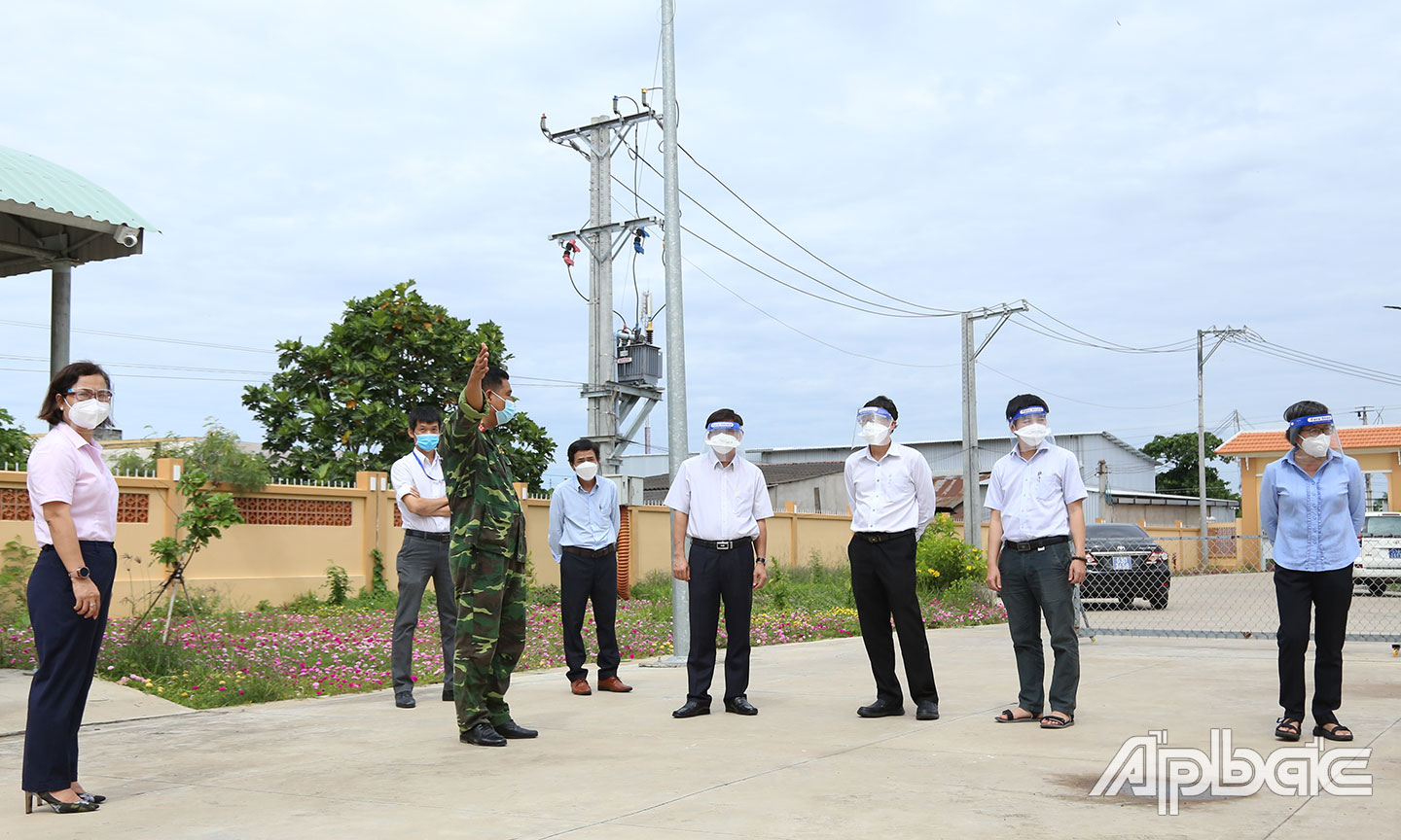 Tổ công tác khảo sát và hướng dẫn kinh nghiệm phòng, chống dịch Covid tại cơ sở cách ly trường tiểu học Kiểng Phước 2.