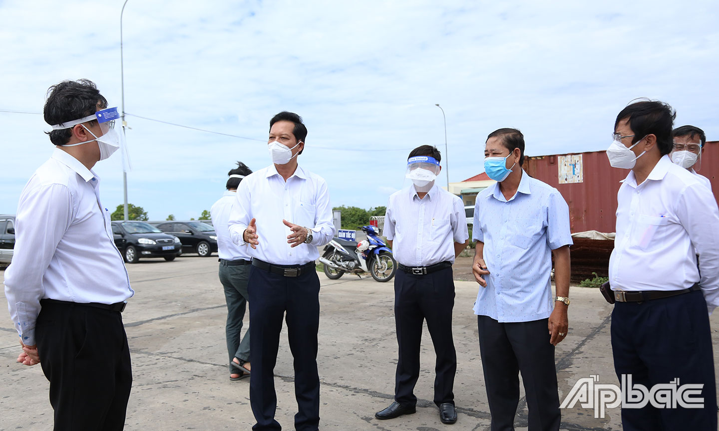 Lãnh đạo huyện Gò Công Đông trình bày cách phòng chống dịch tại Cảng cá Vàm Láng.