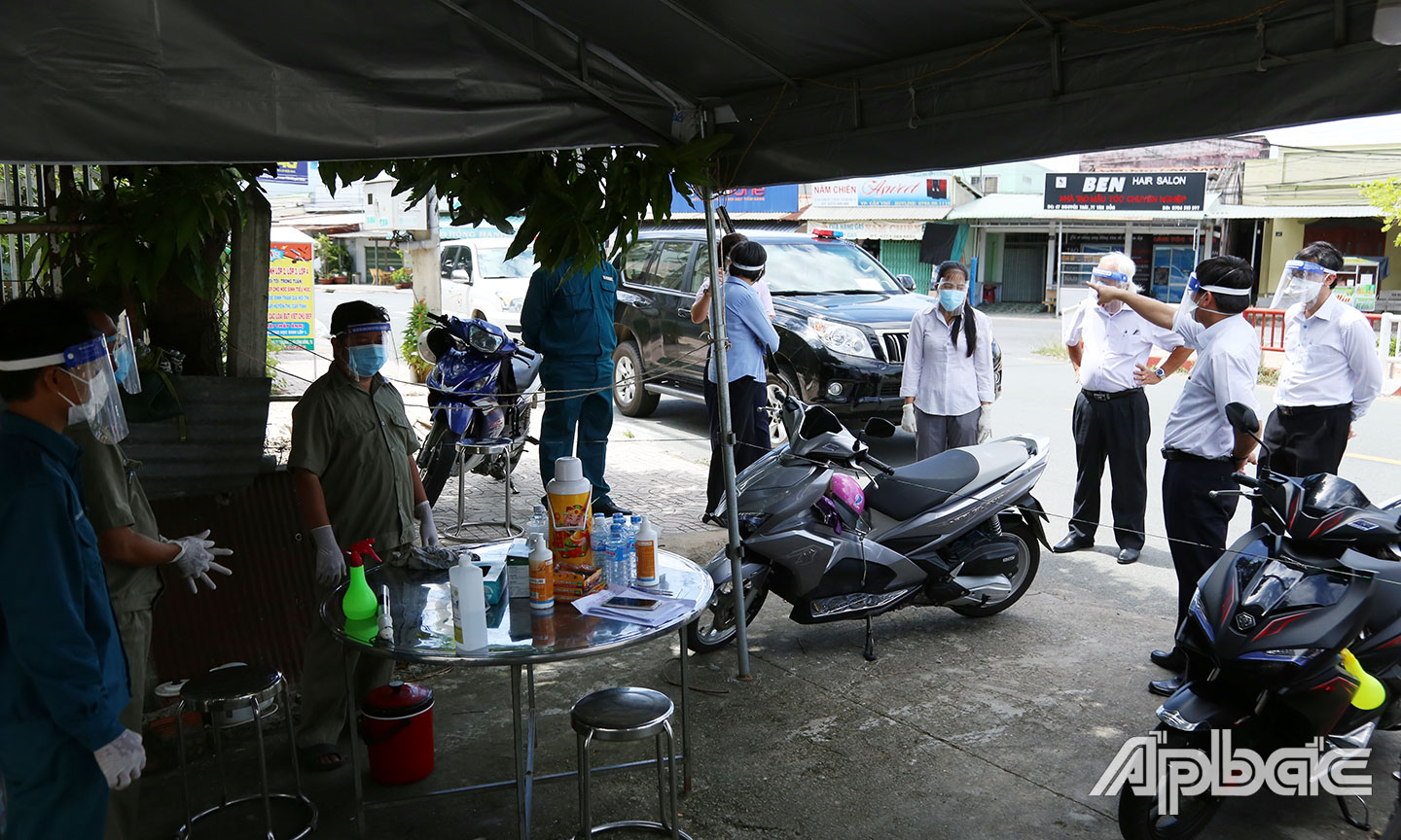 Tổ công tác hướng dẫn nhân viên y tế tại khu vực phong tỏa.