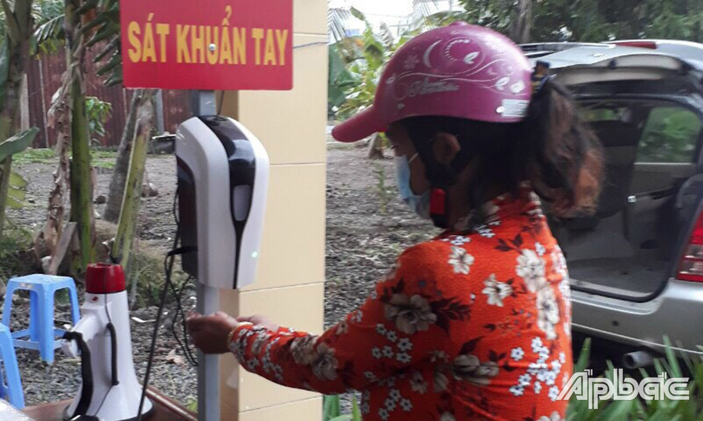 Người dân xếp hàng, sát khuẩn trước khi vô mua hàng, đảm bảo công tác phòng chống dịch bệnh