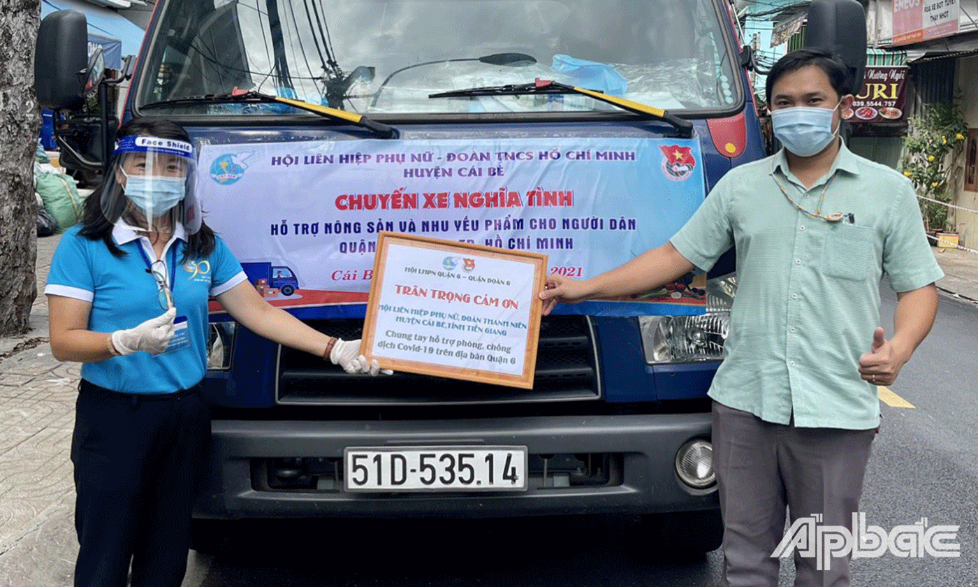 Hội Liên hiệp Phụ nữ Quận 6 - Quận đoàn 6 trao bảng cảm ơn đến Hội Liên hiệp Phụ nữ  và Huyện đoàn Cái Bè, các mạnh thường quân đã hỗ trợ