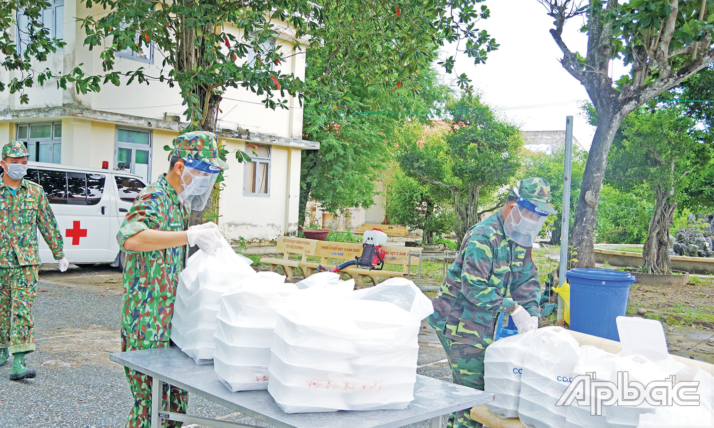 Các chiến sĩ Bộ đội Biên phòng tiếp tế cơm, nước, các vật dụng  cần thiết hằng ngày cho bệnh nhân F0.