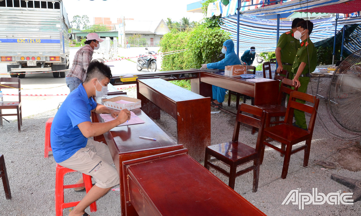 Lực lượng làm nhiệm vụ tại Chốt kiểm soát dịch Covid-19 xã Phú Mỹ,  huyện Tân Phước luôn đảm bảo công tác trực 24/24 giờ.