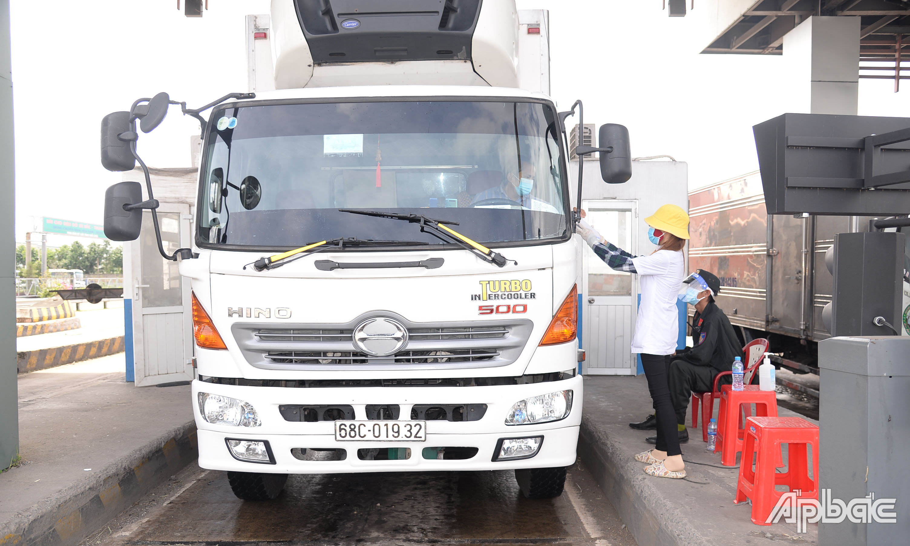 Lực lượng chức năng kiểm tra các phương tiện qua địa bàn tỉnh tại Chốt kiểm soát dịch Covid-19 Thân Cửu Nghĩa.