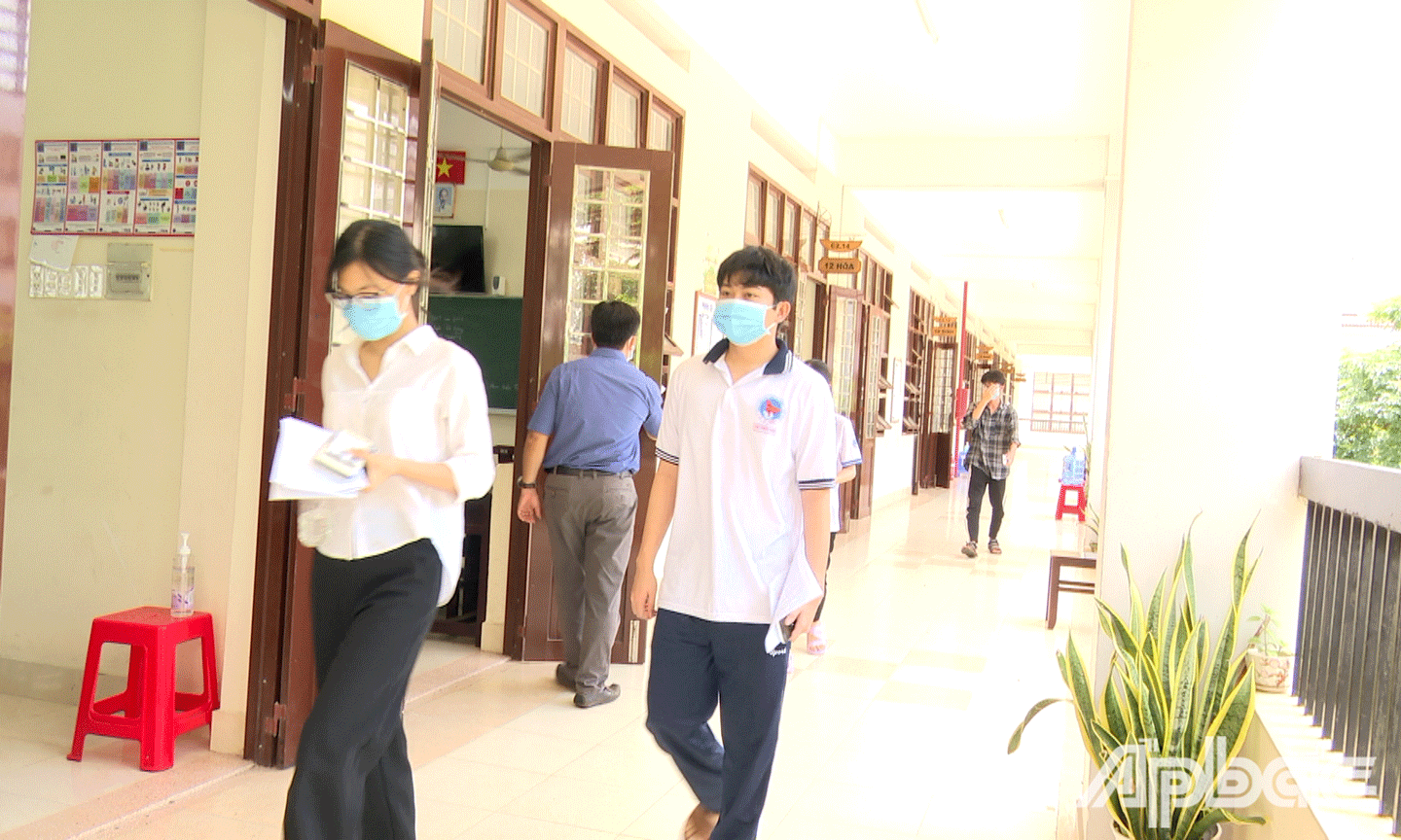 Thí sinh rời phòng thi về Ký túc xá của điểm thi sau buổi thi tổ hợp. 