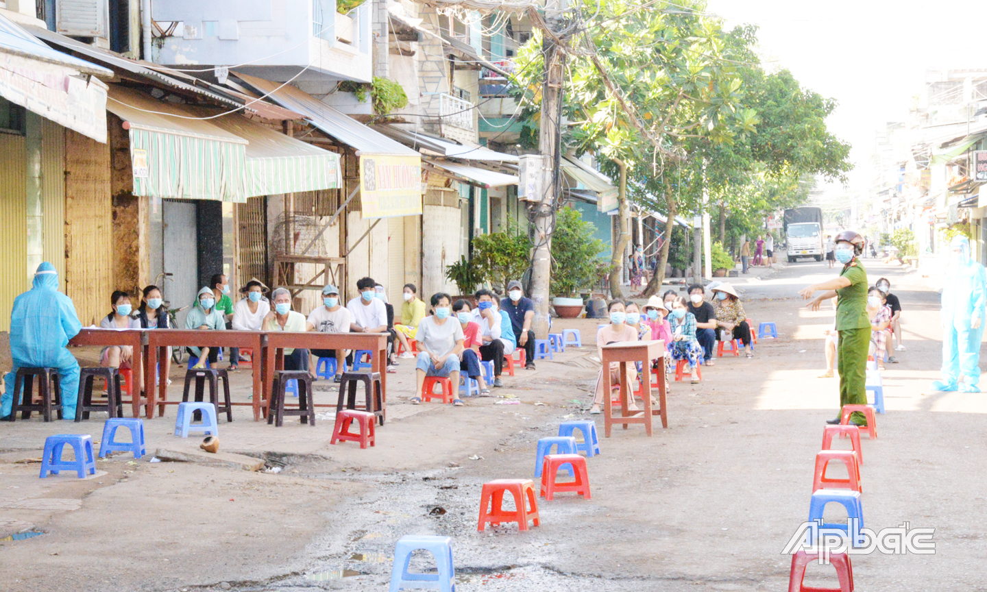 Tại điểm lấy mẫu thuộc khu vực vựa rau củ phường 2, người dân được sắp xếp trật tự, giãn cách