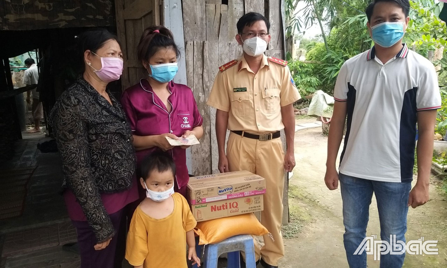 Huyện đoàn thăm và tặng quà cho chị Liên   