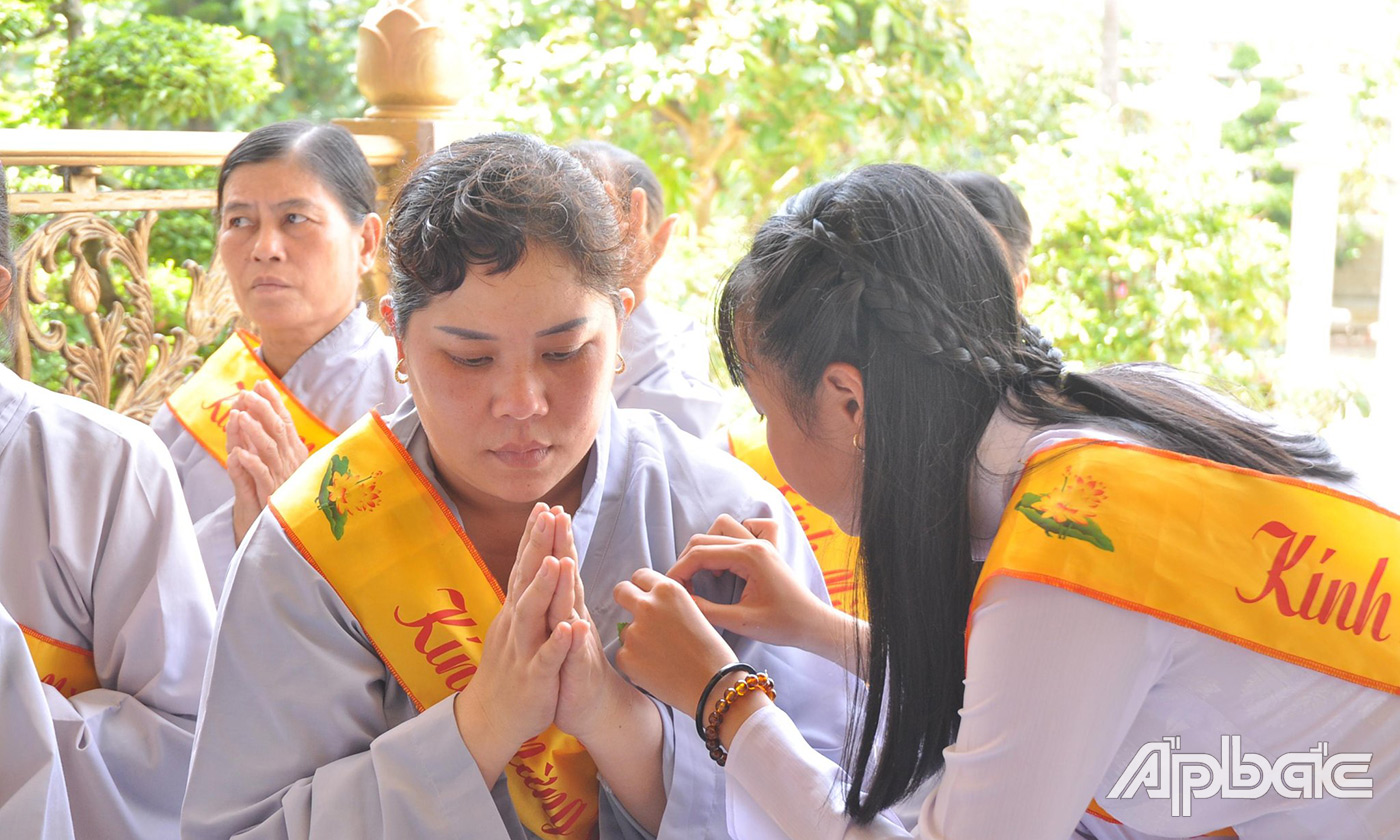 Lễ hoa hồng cài áo trong mùa Vu Lan tại chùa Sắc Tứ Linh Thứu. Ảnh chụp khi chưa bùng phát dịch Covid-19 tại Việt Nam