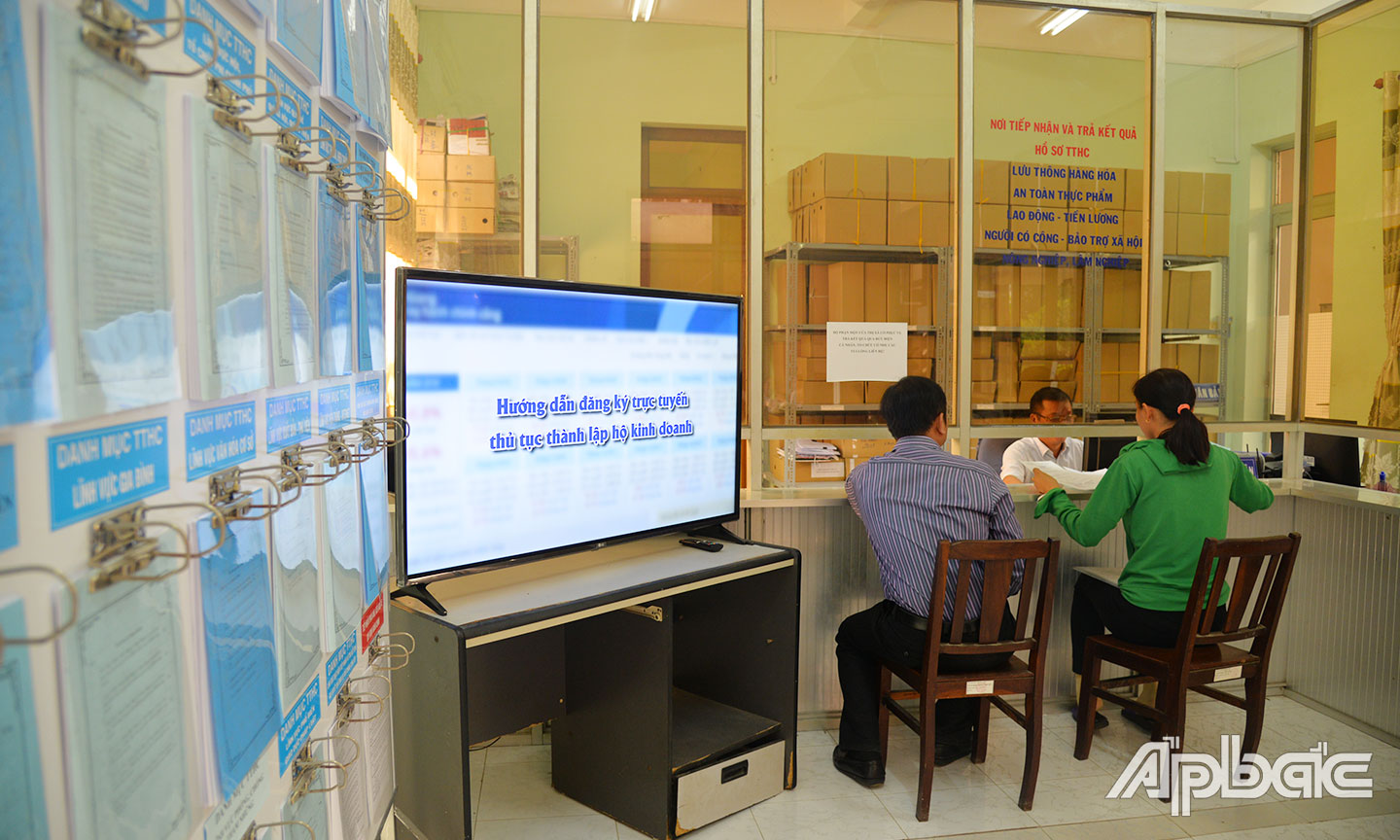 Hiện tại, 100% cơ quan nhà nước trên địa bàn tỉnh đều sử dụng phần mềm Một cửa điện tử để tiếp nhận, xử lý và trả kết quả (ảnh chụp tại Bộ phận “Một cửa” của UBND TX. Cai Lậy khi chưa bùng phát dịch Covid-19).