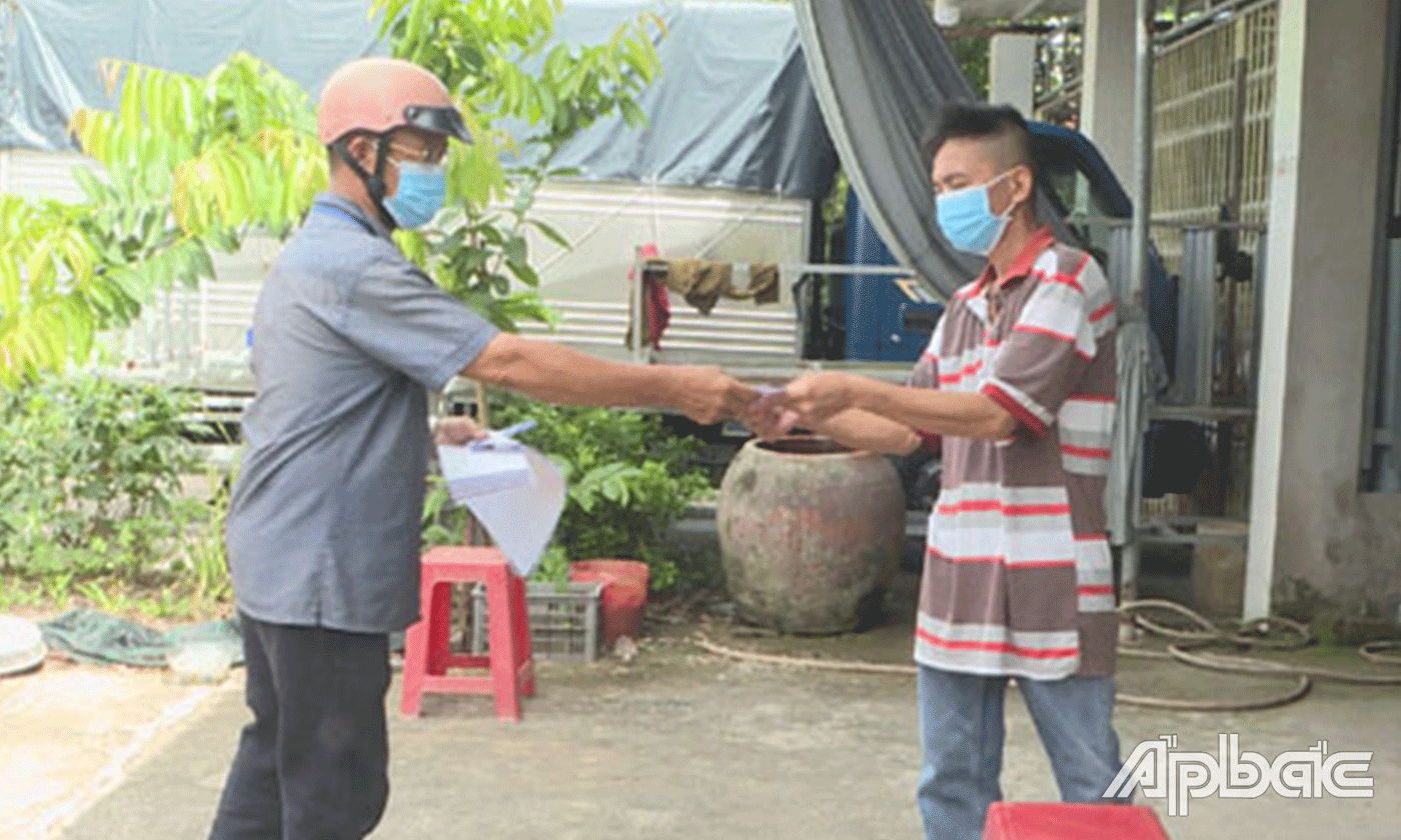 Huyện Tân Phước chi hỗ trợ cho người lao động không có giao kết hợp đồng lao động bị mất việc làm do đại dịch Covid-19 (ảnh do huyện cung cấp).