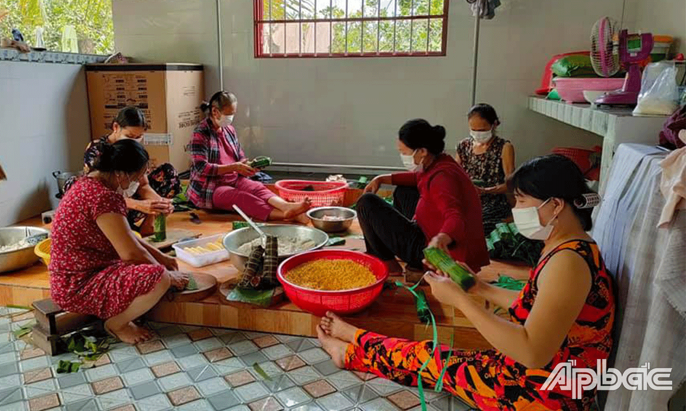 Các cô chị cùng nhau gói bánh tét.