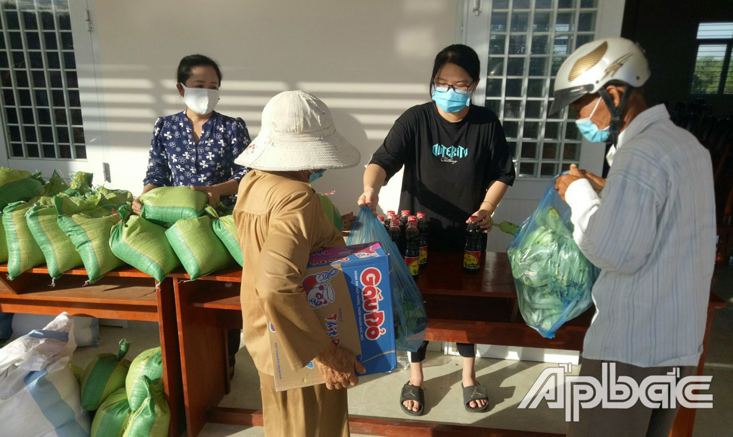 Hội LHPN huyện Gò Công Đông phối hợp cùng các đoàn thể huyện tổ chức Chương trình “San sẻ yêu thương” trao quà hỗ trợ cho người dân khó khăn.