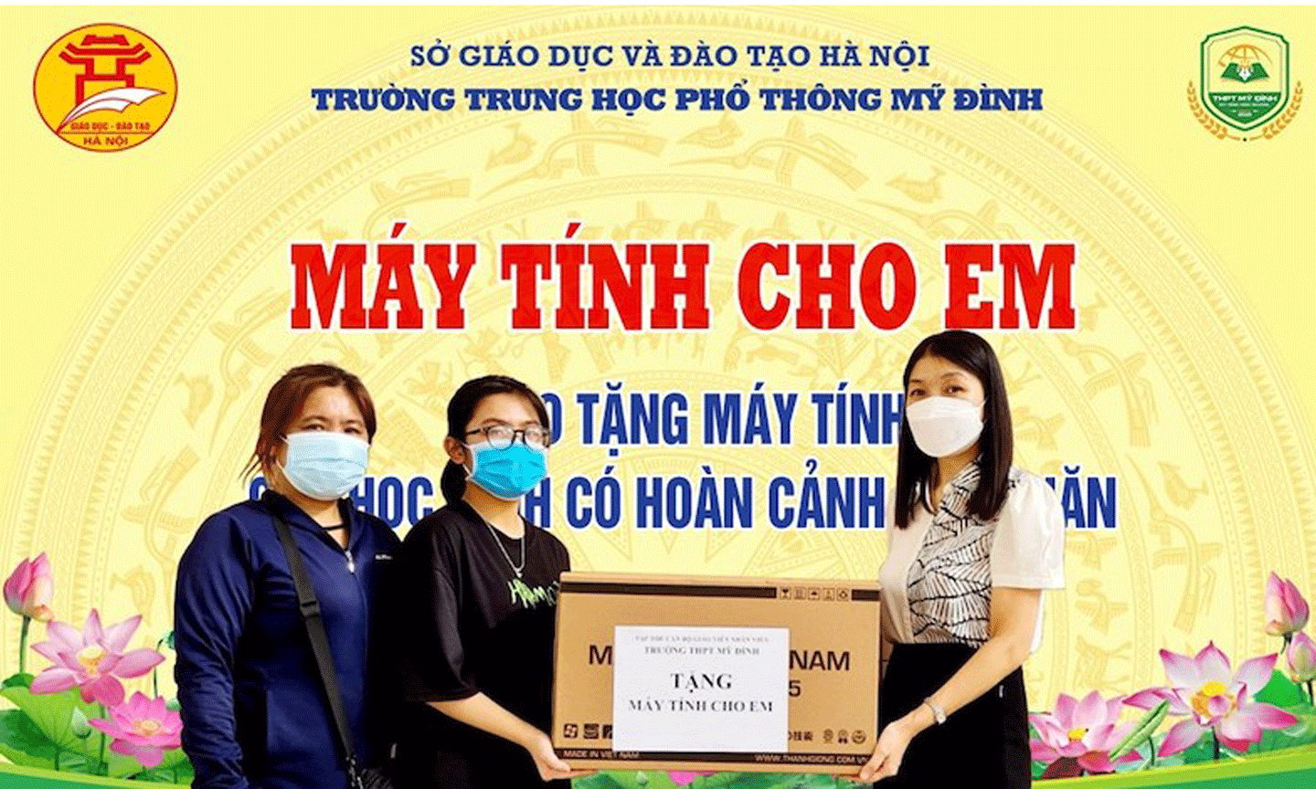 Trường THPT Mỹ Đình (quận Nam Từ Liêm, Hà Nội) trao tặng máy tính cho học sinh.
