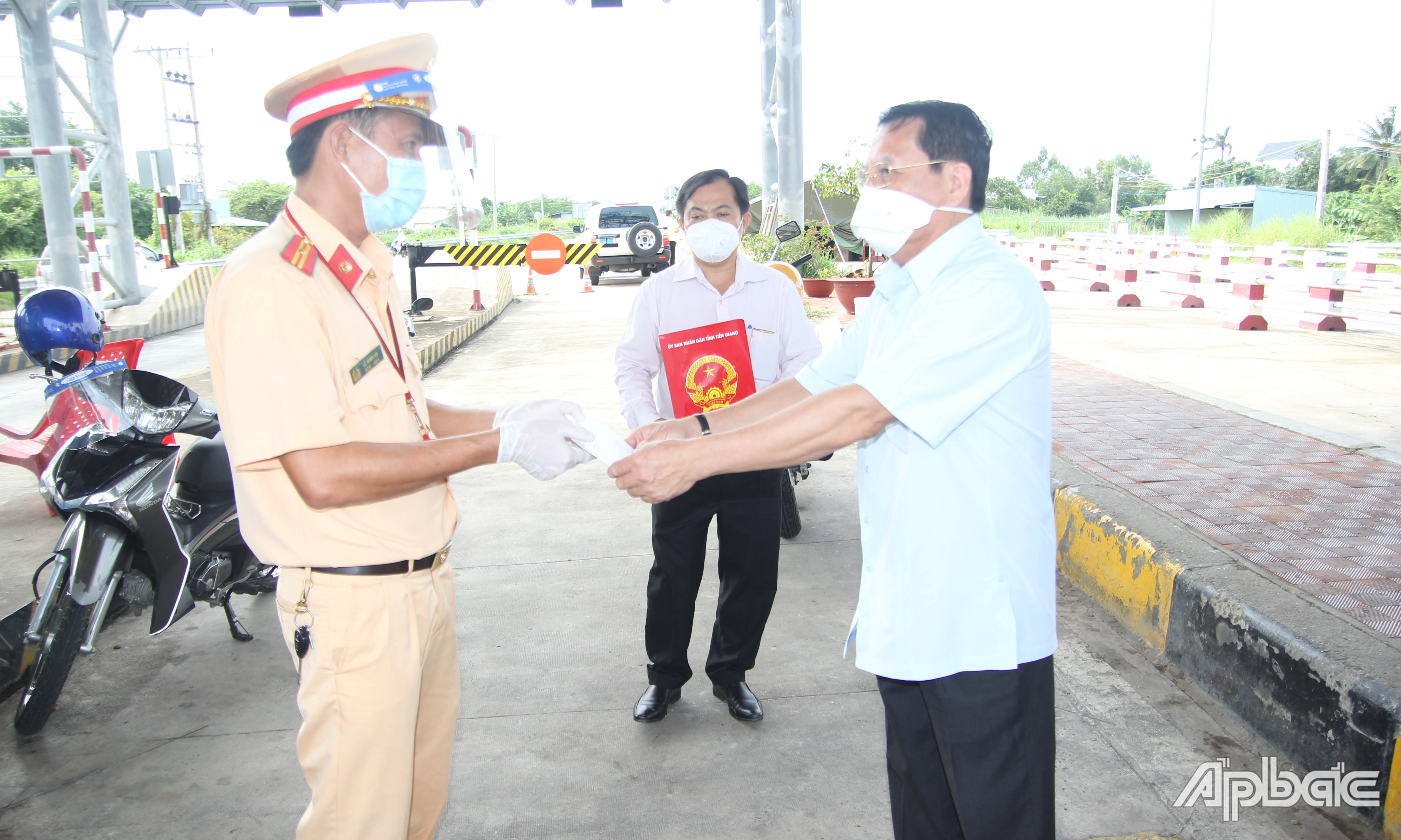 Đồng chí Phạm Văn Trọng thăm, kiểm tra tại Chốt kiểm soát dịch Covid-19 Trạm thu phí cầu Mỹ Lợi.