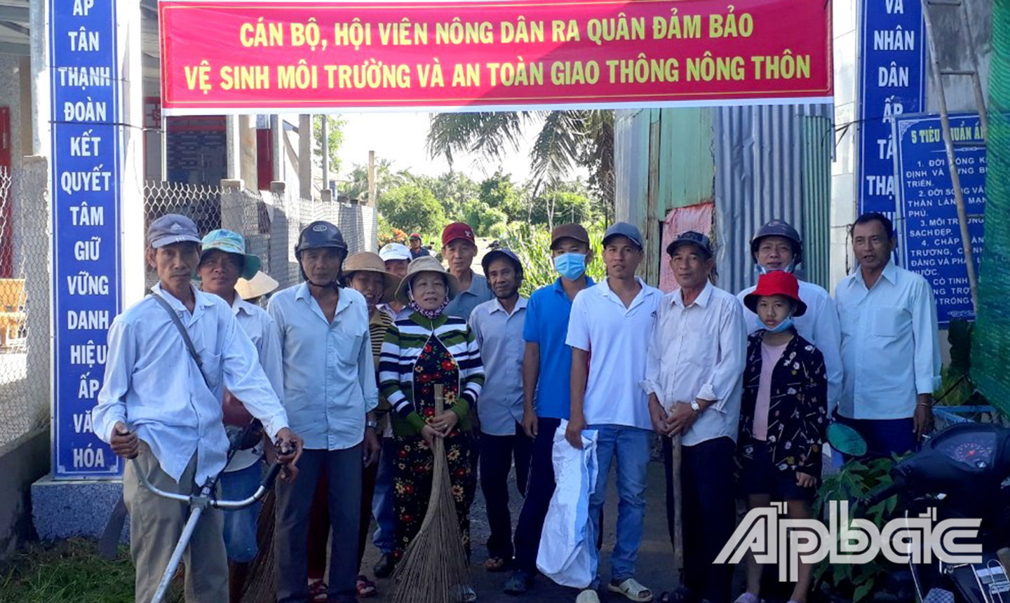 Cán bộ, HVND ra quân đảm bảo vệ sinh môi trường và an toàn giao thông nông thôn tại xã Tân Phú (ảnh chụp khi chưa bùng phát dịch Covid-19).