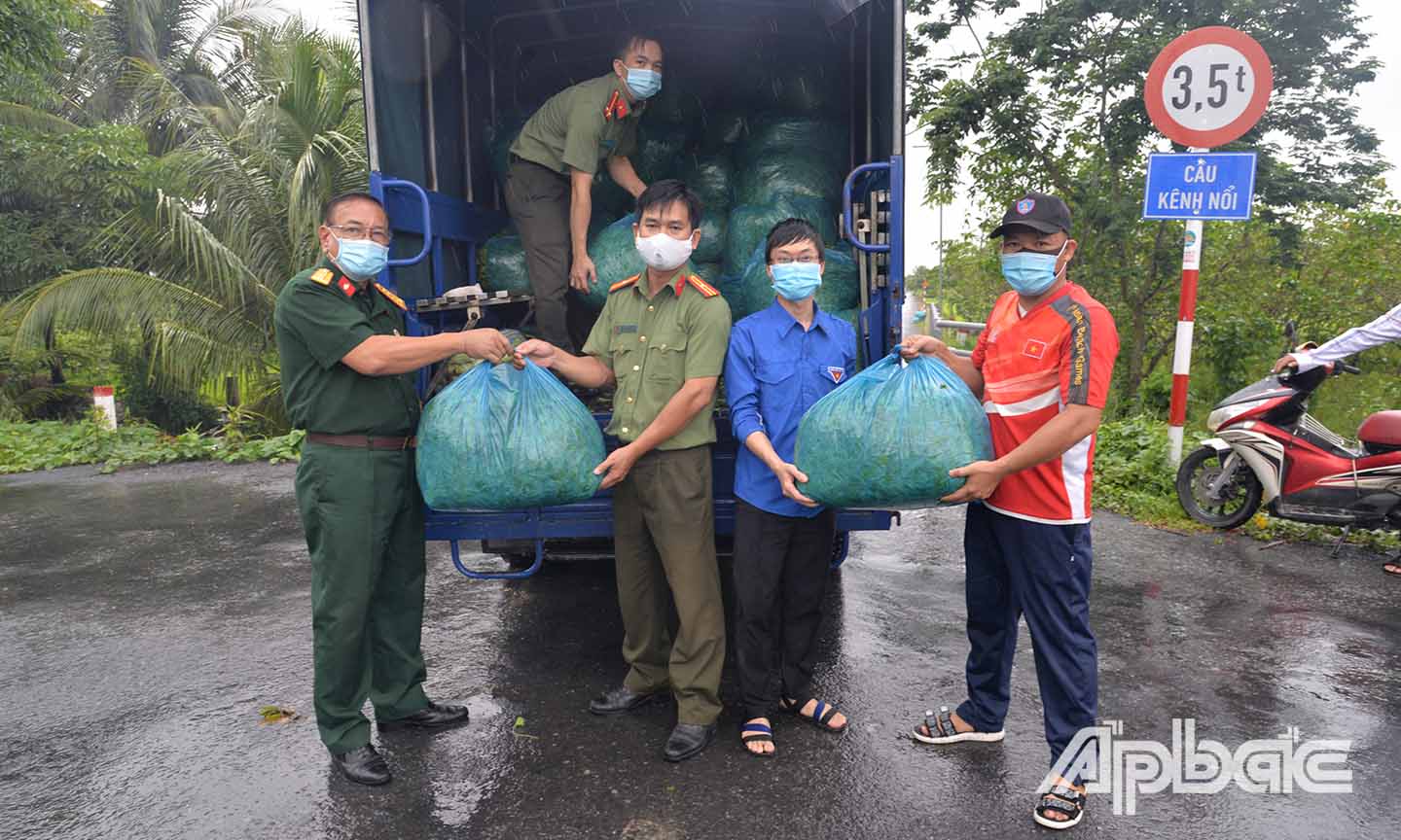 Võ sư cao cấp Ngô Thành Yên và Đại tá Nguyễn Minh Hoàng, nguyên Viện trưởng Viện Kiểm sát quân sự khu vực Quân đoàn 4 (nhà hảo tâm của Chương trình 
