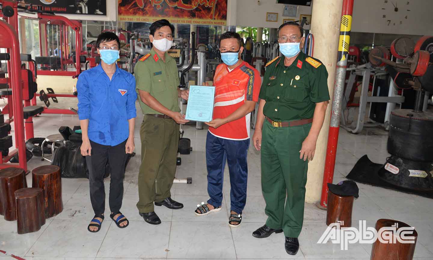 Đại diện Đoàn Thanh niên Công an TP. Mỹ Tho và Chi đoàn Báo Ấp Bắc gửi thư cảm ơn đến Võ sư cao cấp Ngô Thành Yên và Chương trình 