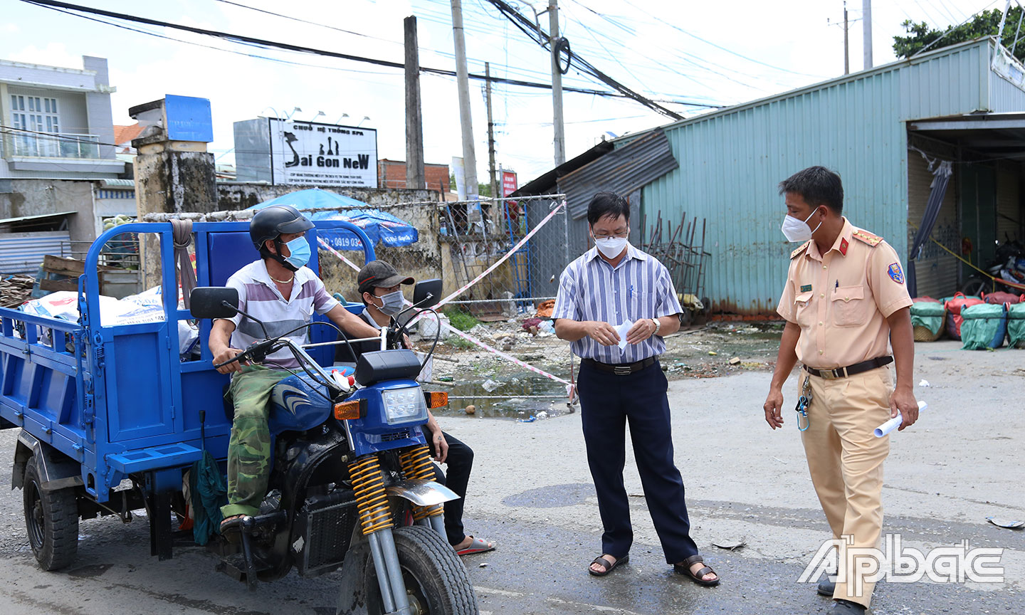 Nhiều đường mòn, lối mở vào khu tập kết chưa đảm bảo khiến công tác kiểm soát gặp khó khăn.