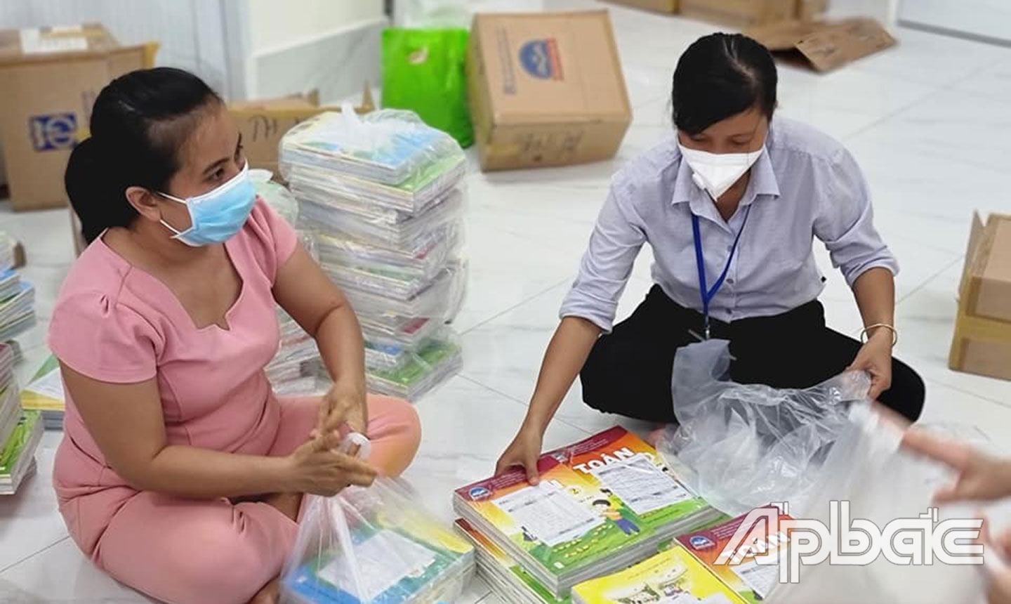 Hội LHPN Phường 5, TP. Mỹ Tho phân chia, vận chuyển sách giáo khoa đến nhà cho các em học sinh.