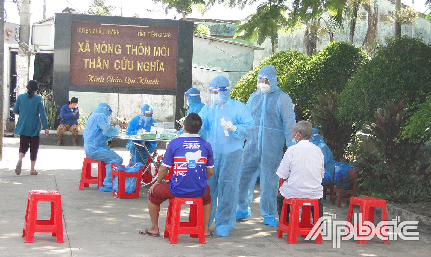 TP. Mỹ Tho, huyện Châu Thành và Chợ Gạo đang quyết liệt, thần tốc hơn nữa để bóc tách F0 ra khỏi cộng đồng trong thời gian  thực hiện  Chỉ thị 16 từ ngày 15 đến 20-9. (Ảnh lấy mẫu xét nghiệm tầm soát Covid-19 diện rộng ở xã Thân Cửu Nghĩa, huyện Châu Thành).